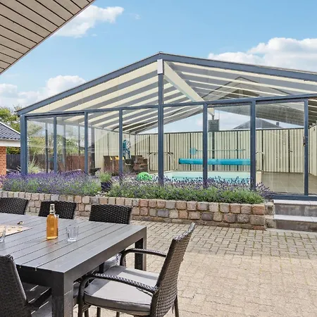 בית נופש In With Sauna